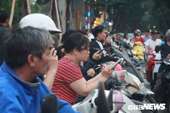 Anh: Sau Ha Tinh, Nam Dinh, phu huynh Ha Noi xep hang ngay ngan cho don con hinh anh 4