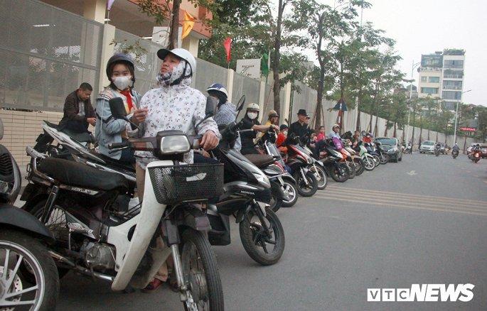 Anh: Sau Ha Tinh, Nam Dinh, phu huynh Ha Noi xep hang ngay ngan cho don con hinh anh 6