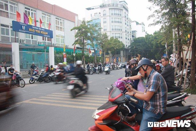 Anh: Sau Ha Tinh, Nam Dinh, phu huynh Ha Noi xep hang ngay ngan cho don con hinh anh 7