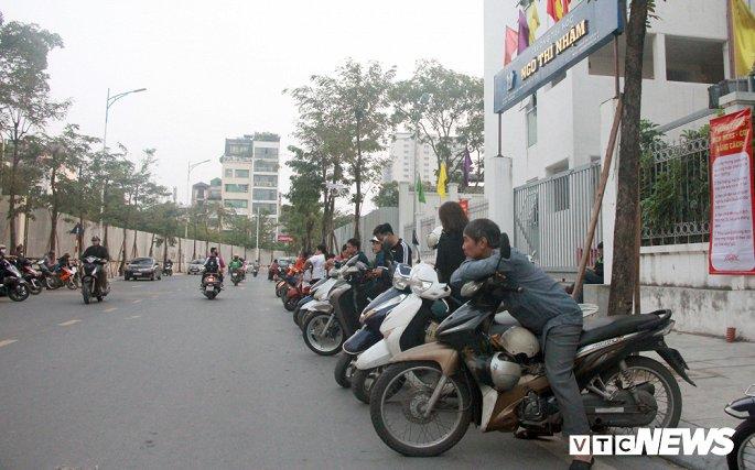 Anh: Sau Ha Tinh, Nam Dinh, phu huynh Ha Noi xep hang ngay ngan cho don con hinh anh 3