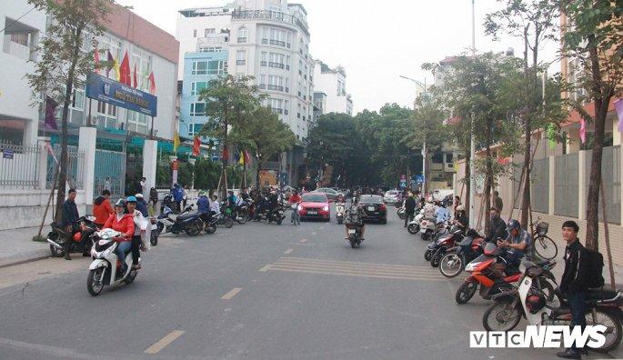 Anh: Sau Ha Tinh, Nam Dinh, phu huynh Ha Noi xep hang ngay ngan cho don con hinh anh 1